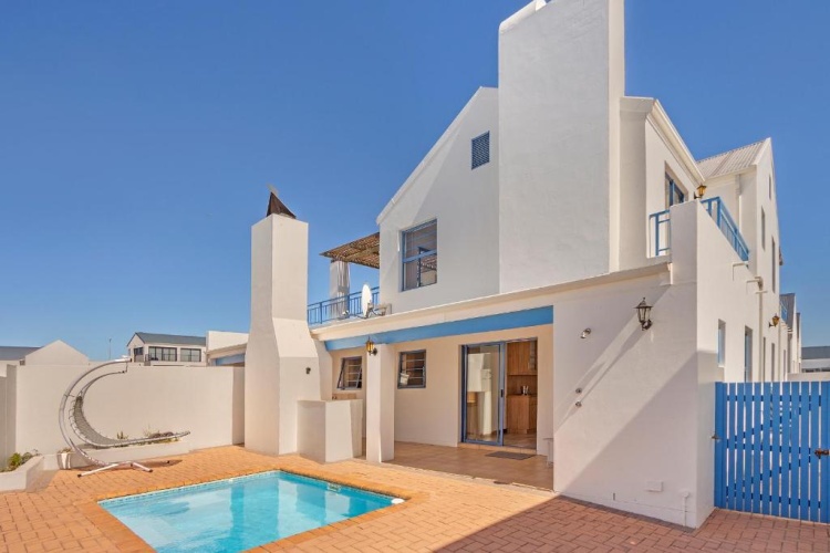 4 Bedrooms Quadruple Cottage
