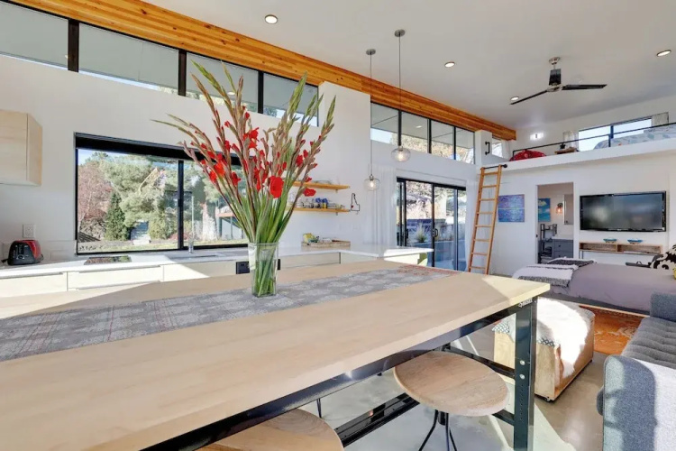 Luxe, Modern Studio w/ Sweeping City Views!