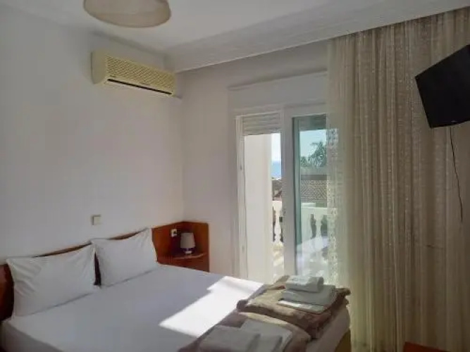 Leonidas Apartments