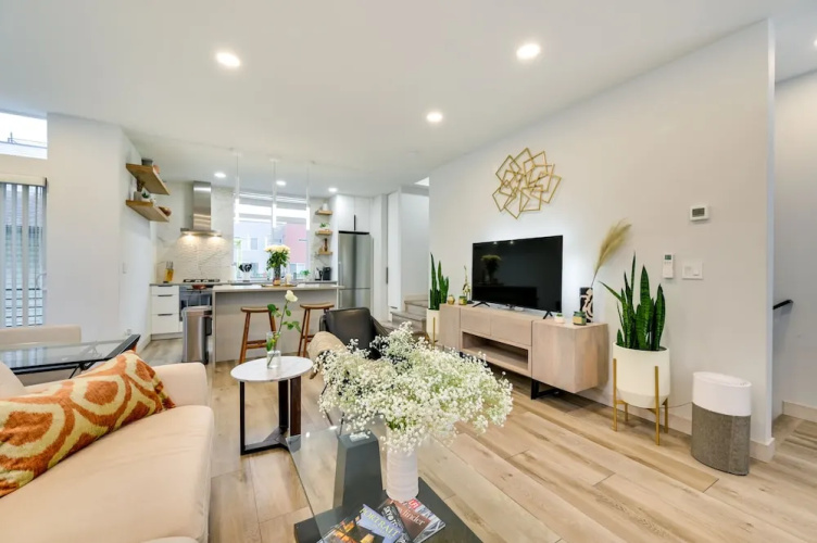 Luxury Seattle Home w/ Rooftop Deck + Fire Pit!