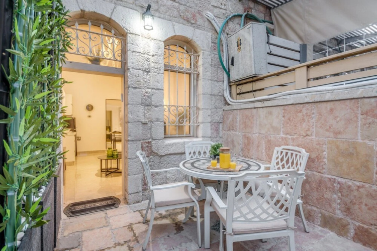 Modern 1 BDR with balcony