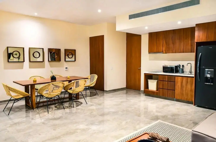 Luxury One BR Apartment With Shared Pool Gym