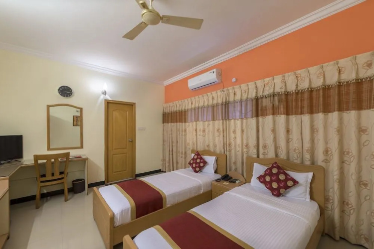 Hotel Raj Comforts - Golf View