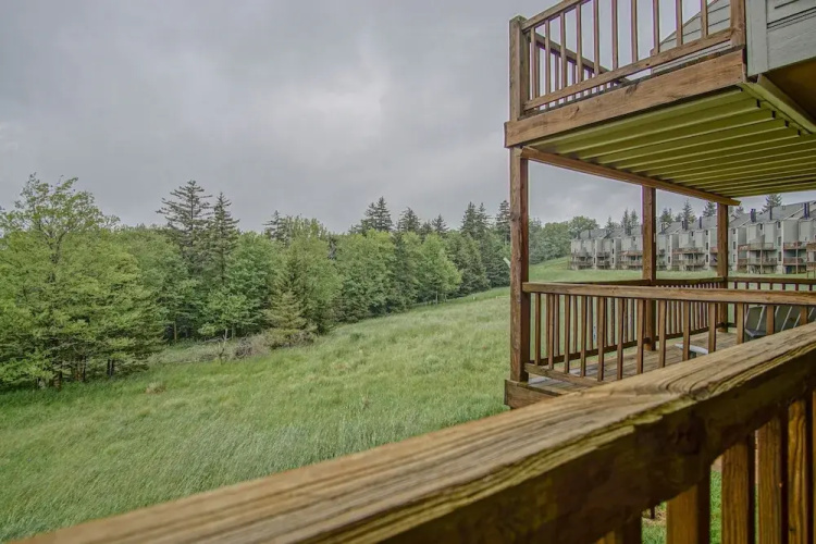 Powderidge 60: Slope Side, Fireplace, Spacious Deck