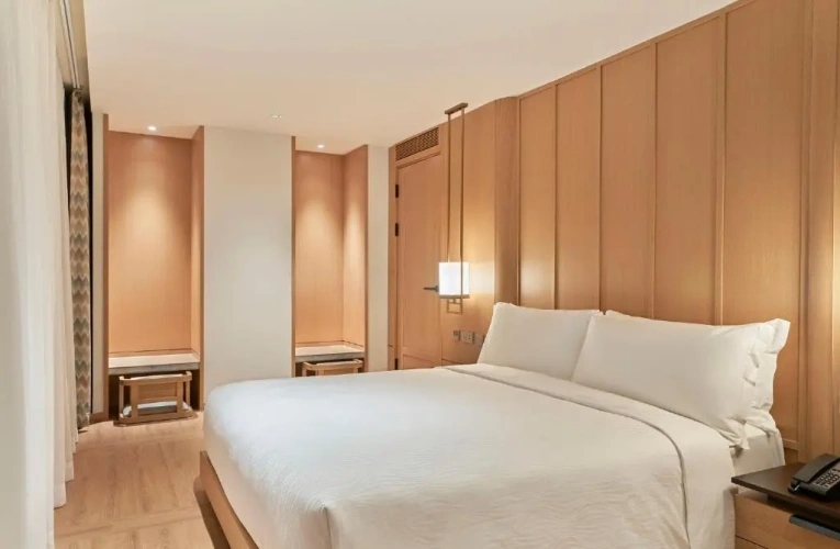 Corner Suite with city view