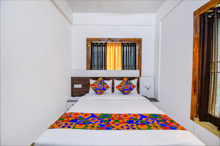 OYO Ruby Park Dream Palace Near Acropolis Mall