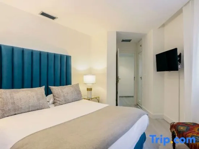 4 Bedrooms Apartment