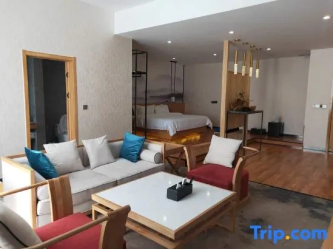 Executive Suite with courtyard view