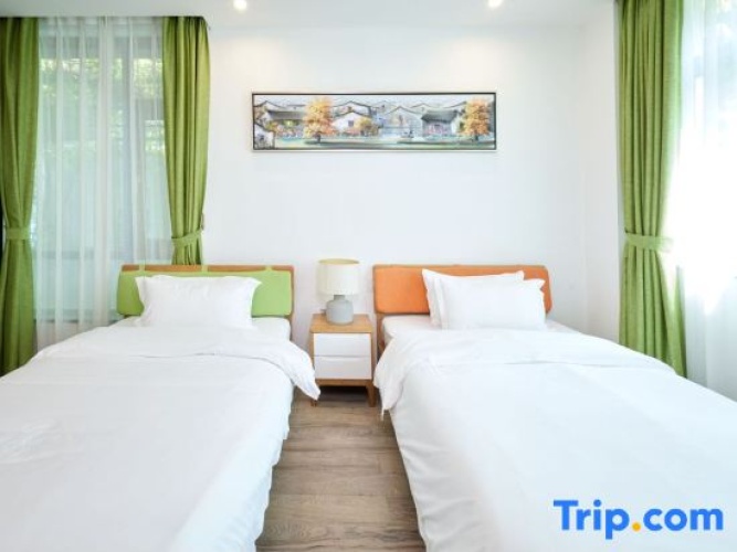 Standard Twin room with garden view