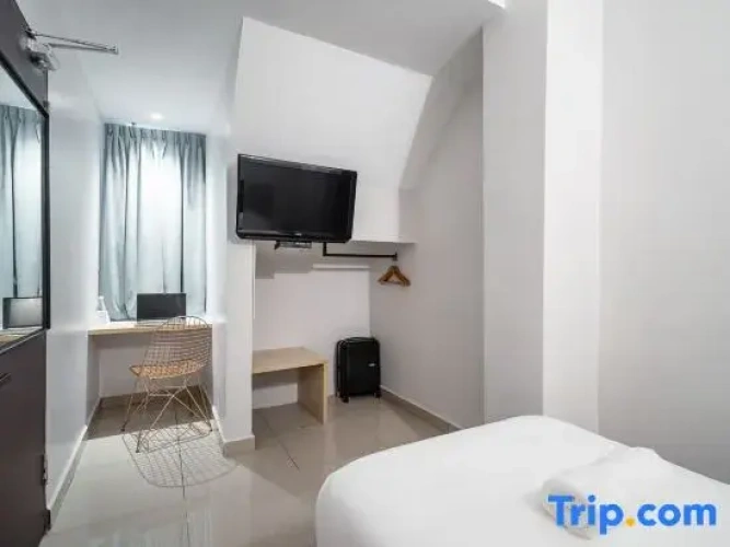 Standard Single Family room with street view