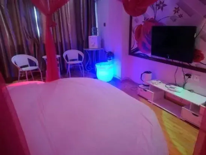 Pingliang Orange Theme Hotel
