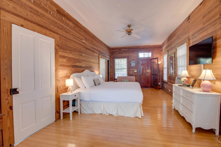 New Rose Petal Petite Suite - Pool Parking