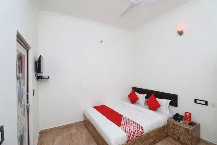 Dawat Hotel By OYO Rooms