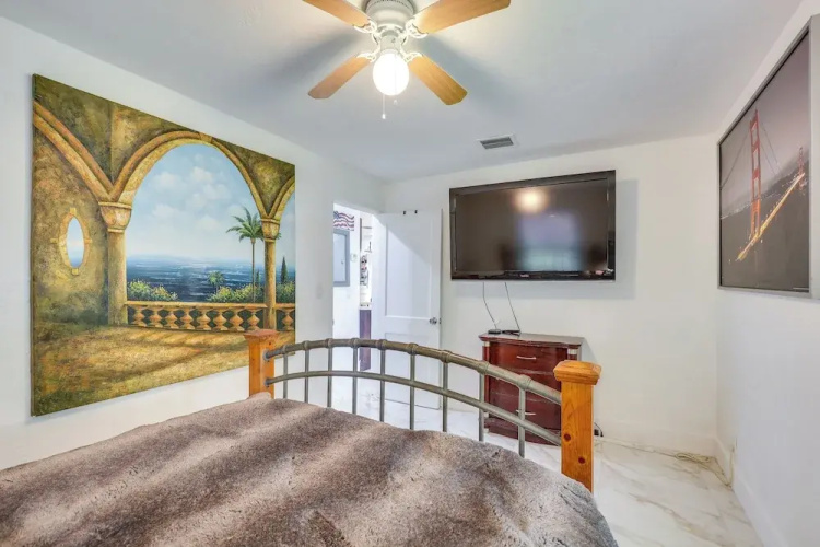 3 Mi to Beach: Hollywood Treehouse w/ Deck & Yard!
