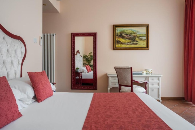 Standard Triple room with balcony and with lake view