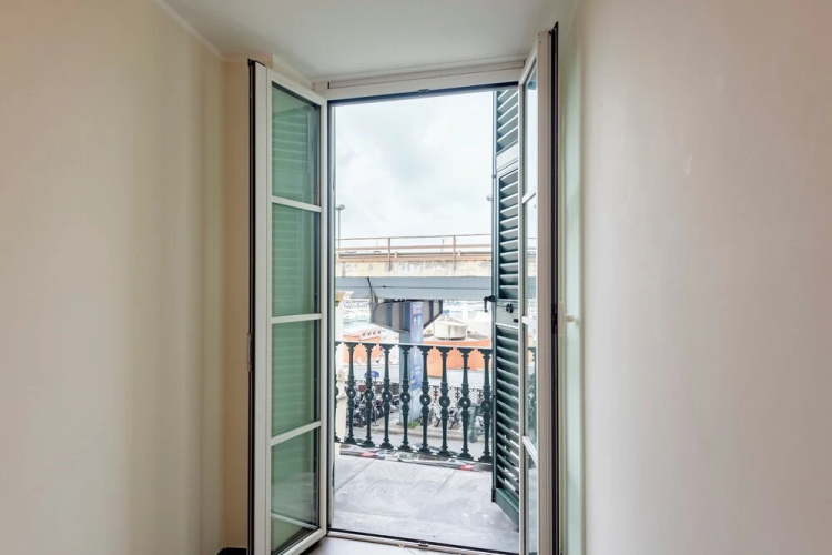 Beautiful Flat Next To Aquarium