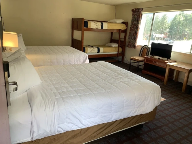 Standard Quadruple room with mountain view
