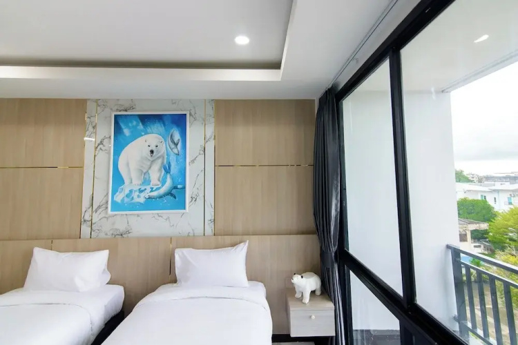 Bear & Bird Hotel