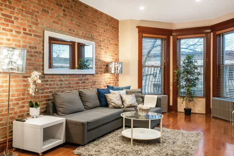 Spacious 3 Bdrm Close To Trains & Shops