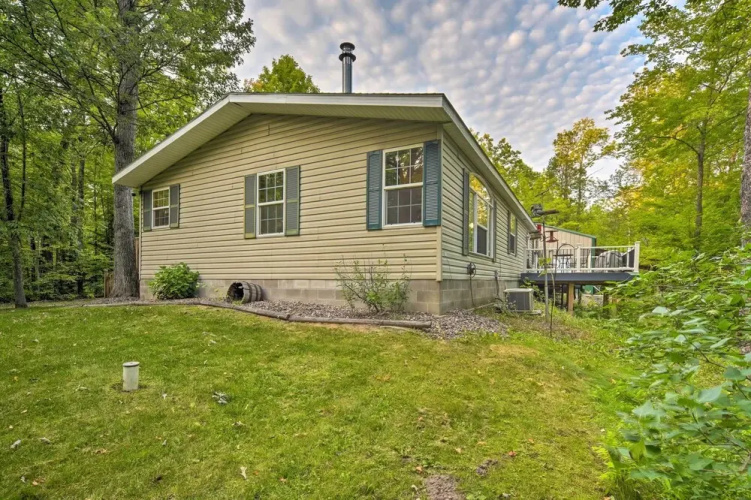 Tranquil Cabin Getaway Near Red Cedar Lake!