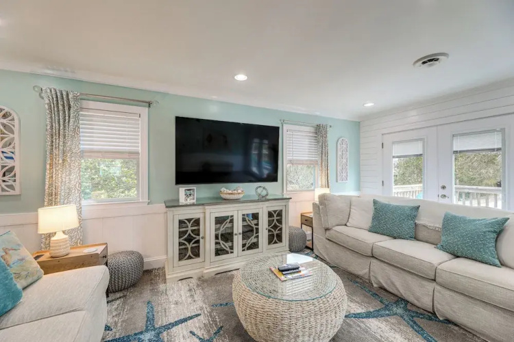 Emerald Isle Beach House: Walk to the Sand!