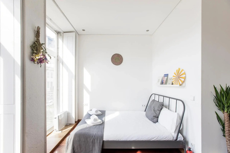 Bonjardim Studio w/ Balcony by LovelyStay