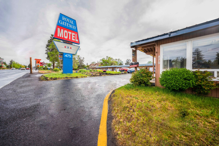 Royal Gateway Motel By OYO