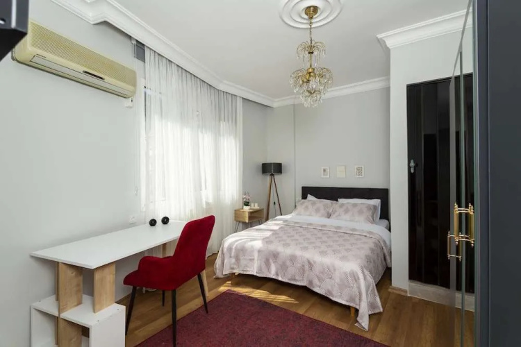 8 Rooms House