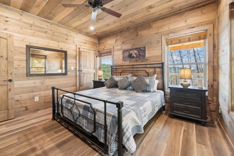 Little Bear Lodge 3 Bedroom Cabin by RedAwning