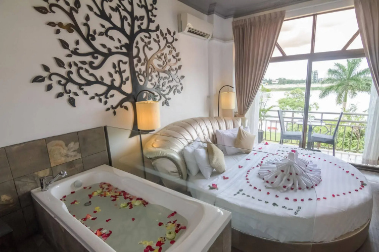 Adore Hotel