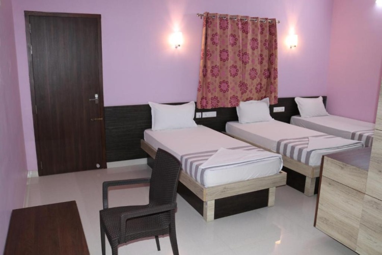 Standard Triple room