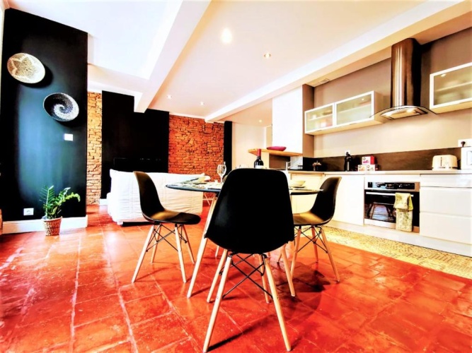 2 Bedrooms Apartment