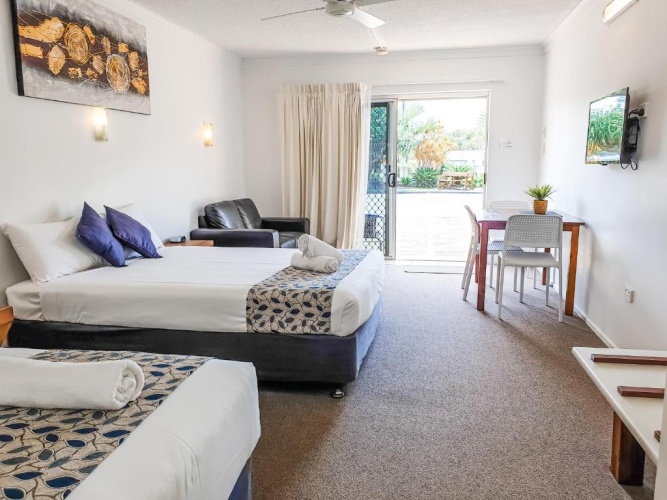Standard Triple room