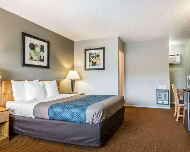 Econo Lodge Inn & Suites Yreka