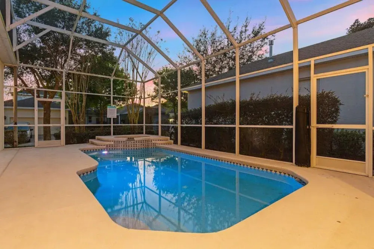5 Bed Villa Facing Screened Pool by RedAwning