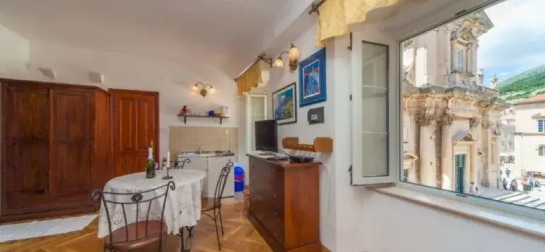 Amoret Apartments