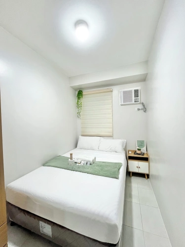 2 Bedrooms Standard Family room with courtyard view