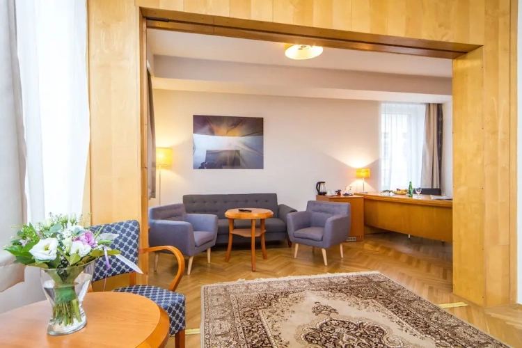 1 Bedroom Business Suite