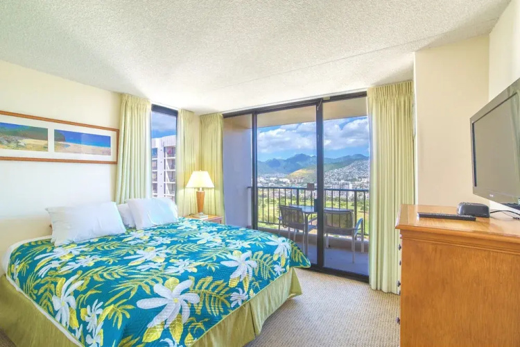 Waikiki Sunset Close to Beach with Parking