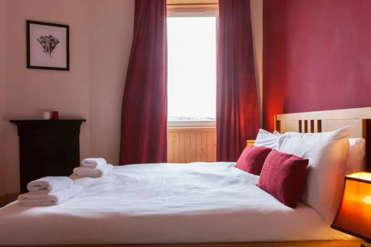 2 Bedroom Flat With Free Parking Nearby Accommodates 6