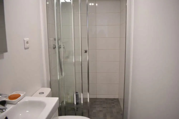 Spacious 3 Bedroom Apartment - Image 6