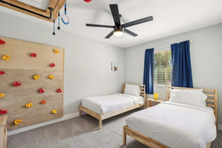 Spacious Retreat With Pool & Golf Course View!