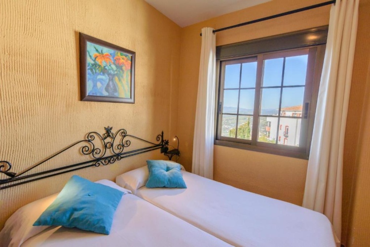 Standard Quadruple room with garden view