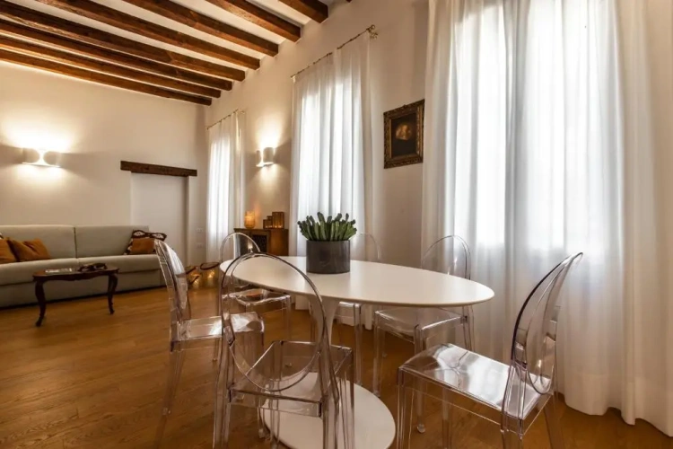 2 Bedrooms Apartment