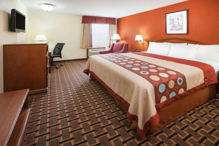 Super 8 White Hall