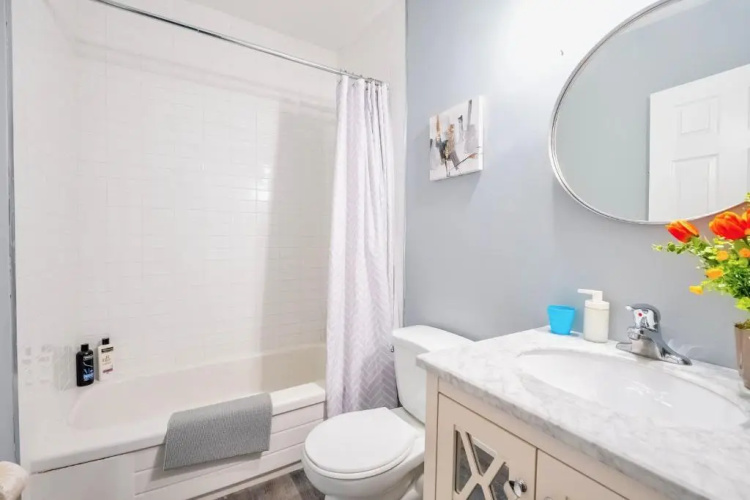 Charming 2BR Apartment - Downtown Hamilton