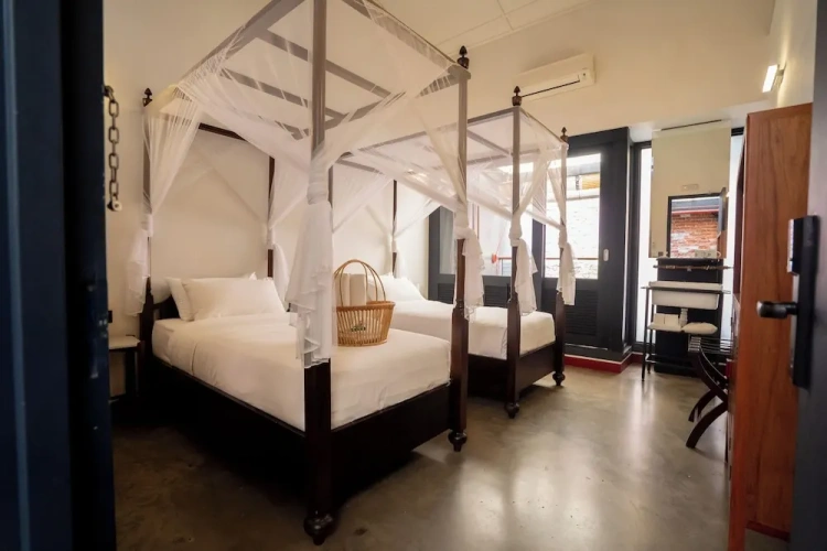 Standard Twin room with courtyard view