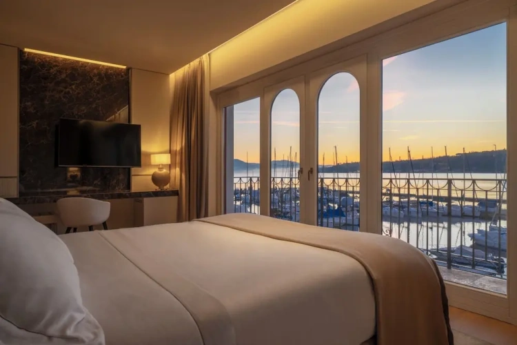 Deluxe room with lake view