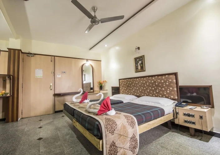 Standard Triple room with city view