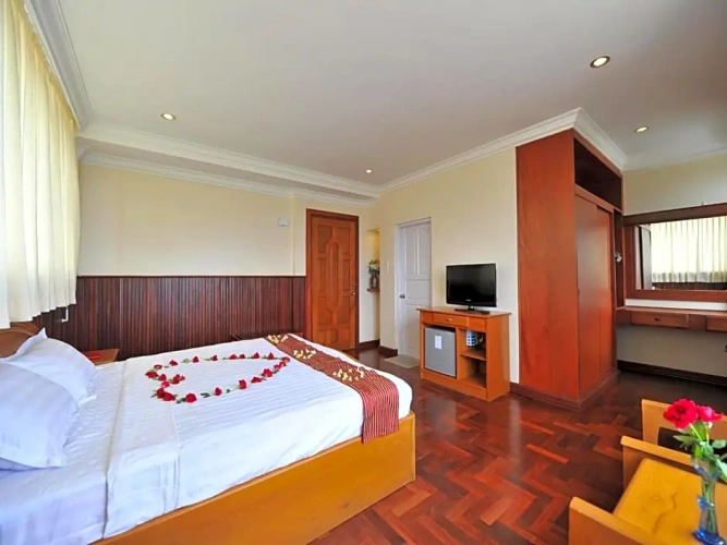 Deluxe Double room with city view